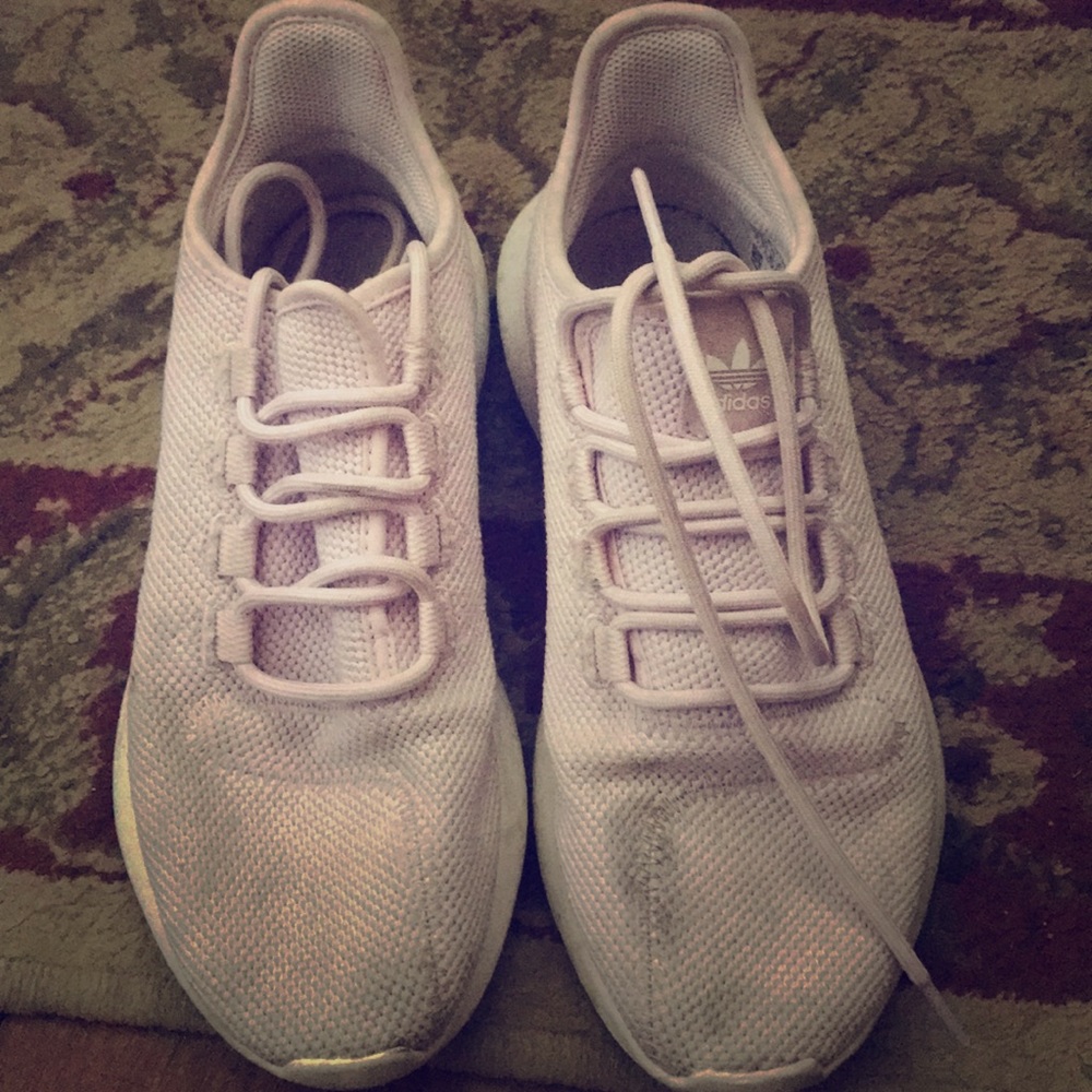 Adidas tubulars sneaks and size 6 but its like a 9